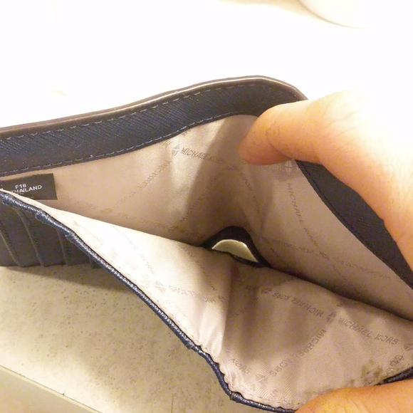 Michael Kors blue floral print bifold wallet - Picture 5 of 5